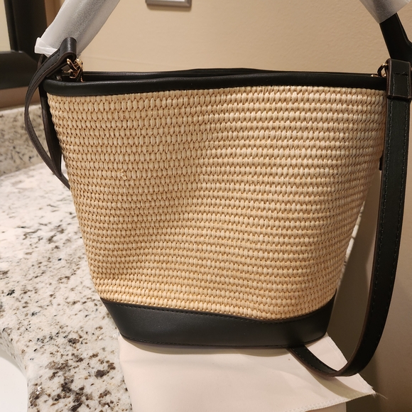 Black and Tan Shoulder Bag with Versatile Design - Picture 3 of 4